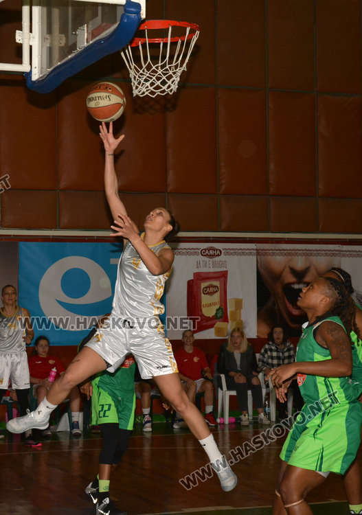 Хасково победи Берое и затвърди лидерството, бой прекъсна мача