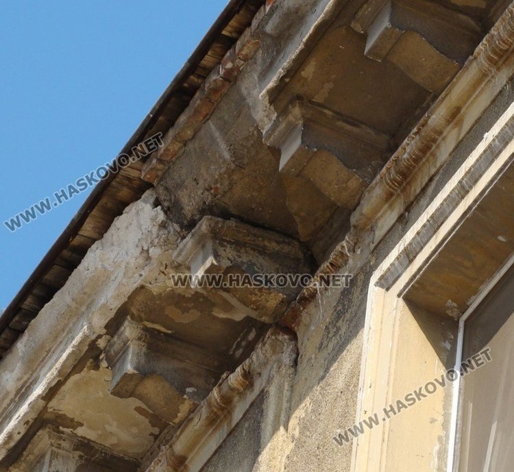 Призовават собствениците на блок на бул."Благоев" да ремонтират фасадата му