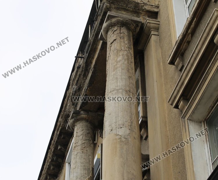 Призовават собствениците на блок на бул."Благоев" да ремонтират фасадата му