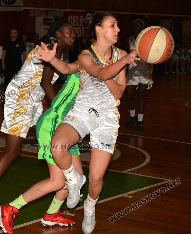 Хасково победи Берое и затвърди лидерството, бой прекъсна мача