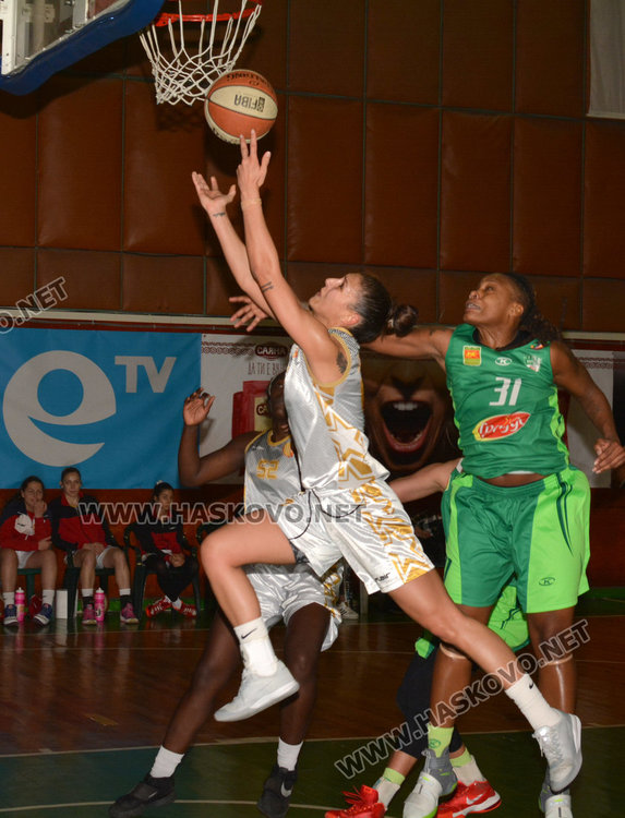 Хасково победи Берое и затвърди лидерството, бой прекъсна мача