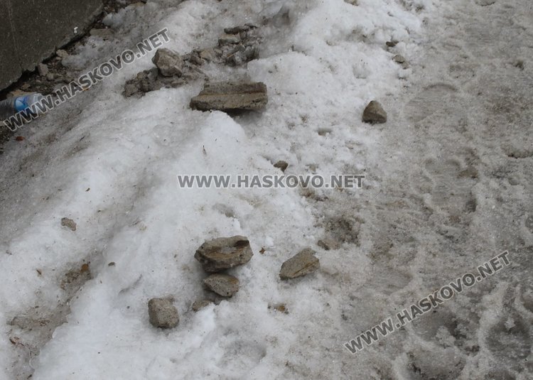 Преди ден читатели подадоха сигнал за паднали парчета ог блок №1 на ул."Лайпциг" в района на тото пункта.