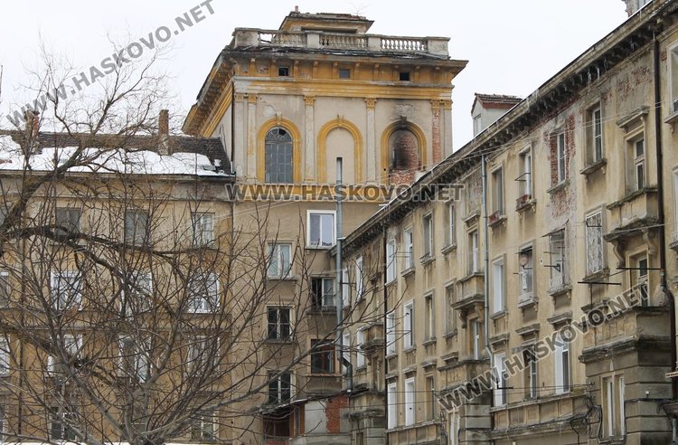 Призовават собствениците на блок на бул."Благоев" да ремонтират фасадата му