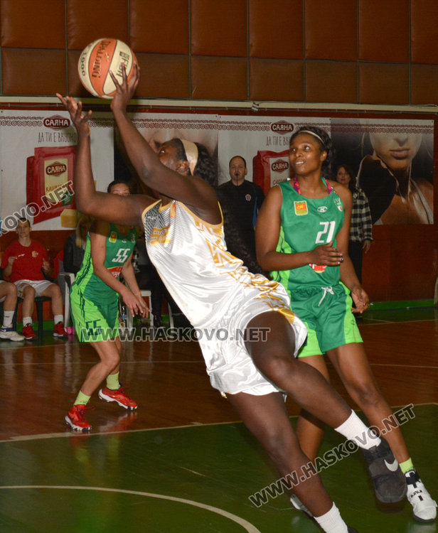 Хасково победи Берое и затвърди лидерството, бой прекъсна мача