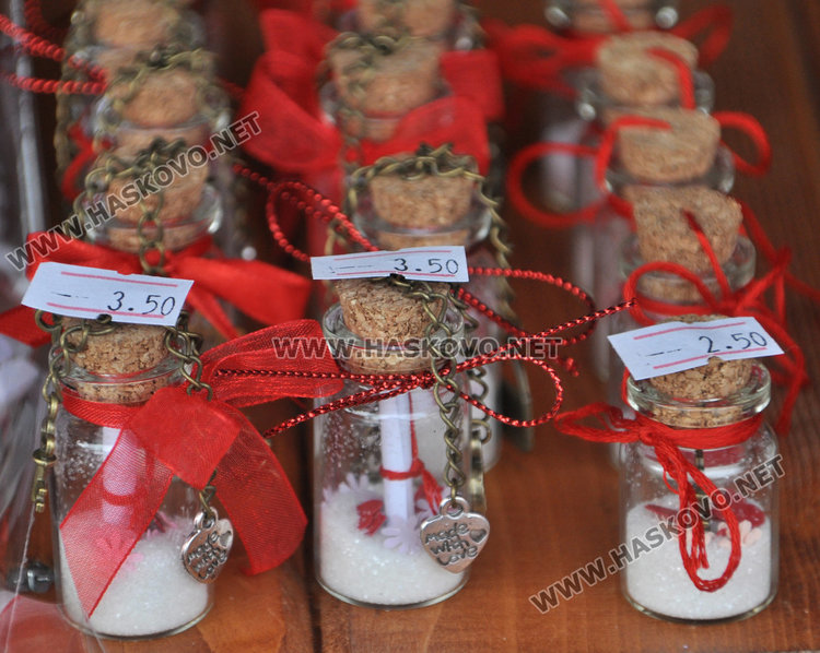 Сърца и послания със захар в шише хит за Свети Валентин