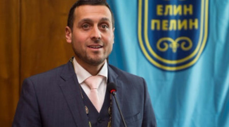 Кметът Ивайло Симеонов е издигнат за поста от местната коалиция ВМРО - Нова България.