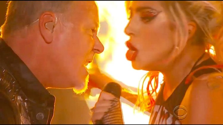 Металика и Лейди Гага заедно сред пламъците (видео)