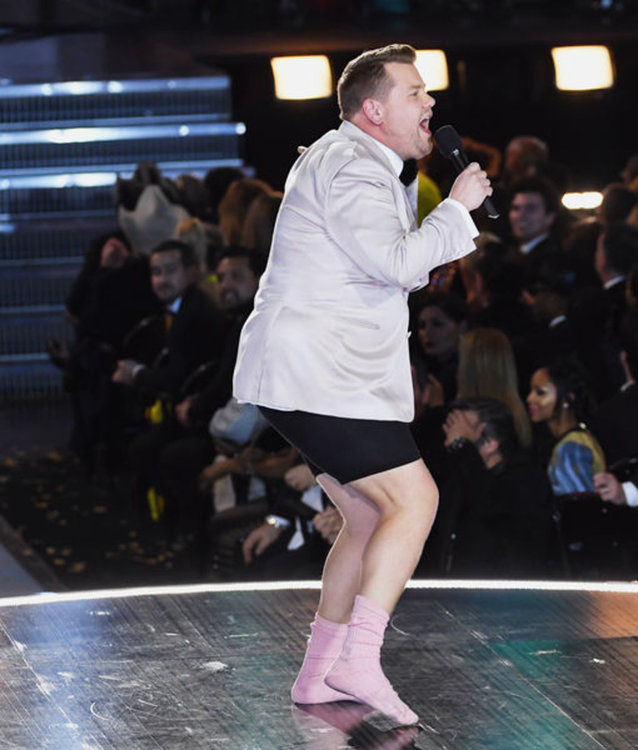 Блясък и бляскави фалове на тазгодишните Грами (видео)