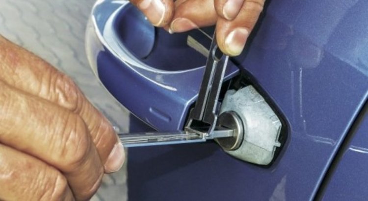 Серийни обирджии отарашиха гараж, коли и къща