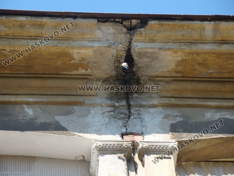 Проблемът с рушащите се фасади е от години, снимка -архив