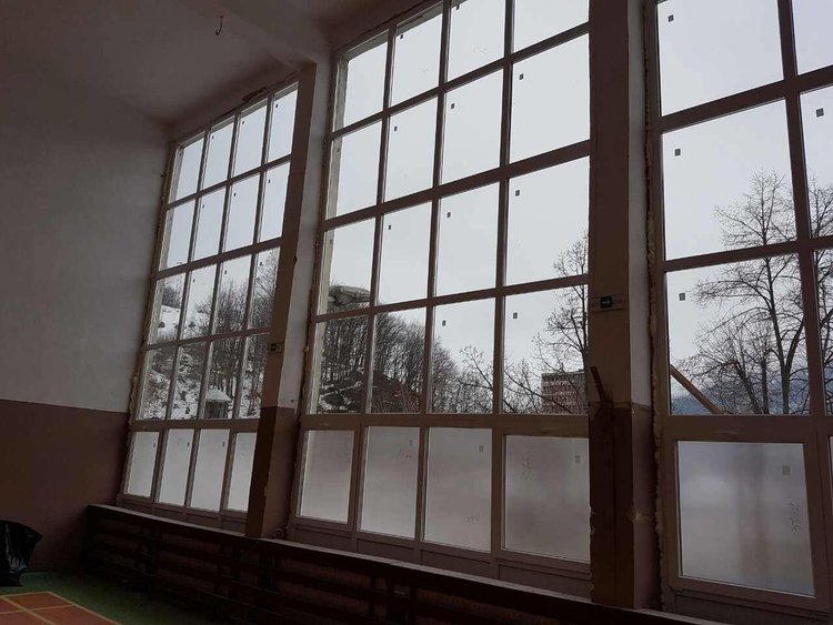 След 34 години Община Смолян подмени дограмата във физкултурния салон на ОУ „Юрий Гагарин”