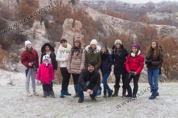 Участниците в уъркшопа край Вкаменената сватба край Кърджали