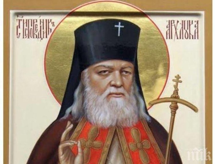 Знеполски епископ Арсений носи мощите на Св. Лука в Ивайловград на 14-ти февруари