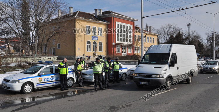 Трима изгърмяха в акцията на полицията, двама се разминаха на косъм