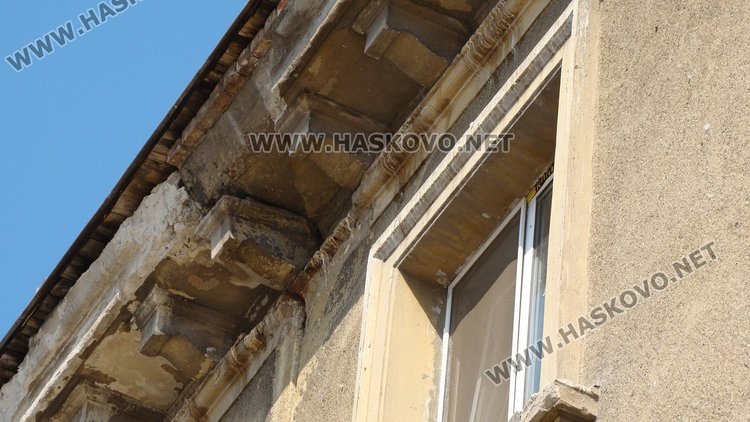 Общината: Собствениците трябва да обезопасят рушащите се фасади на старите блокове
