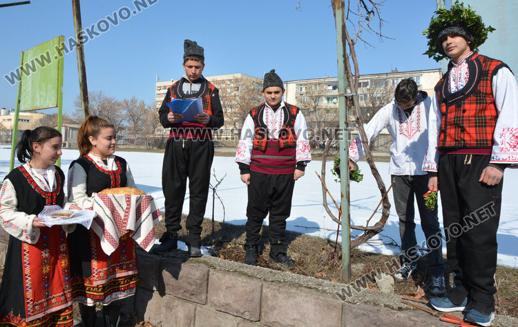 Гимназистите от ПГССТ „Н.Й.Вапцаров“ отпразнуваха 14 февруари с почит към земята