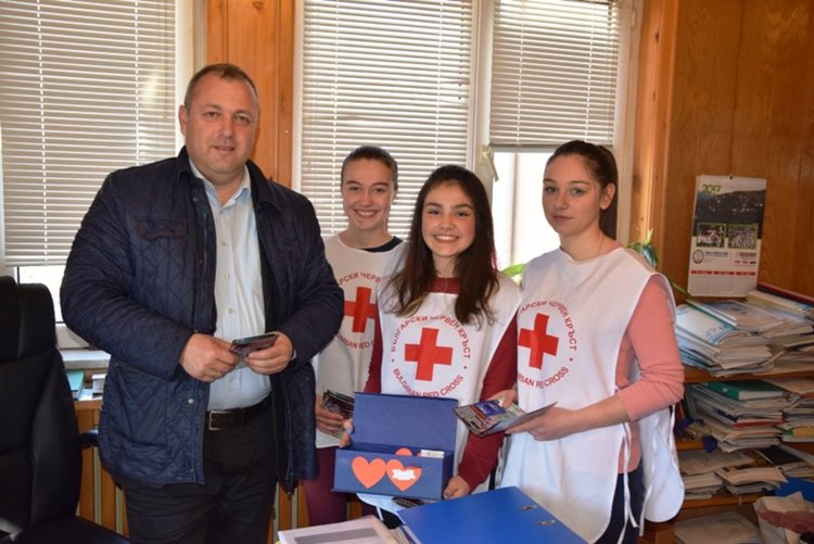 Млади червенокръстци от Ардино раздадоха презервативи за Свети Валентин