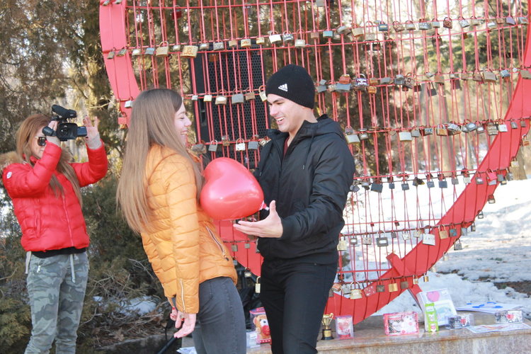 Празнуваха любовта край металното сърце в Димитровград