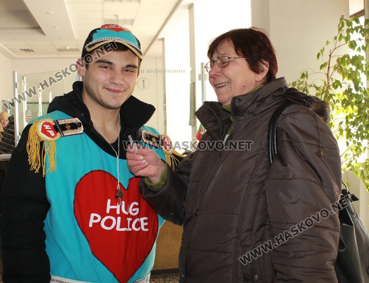 Полиция на прегръдките шества отново из Димитровград на Св.Валентин