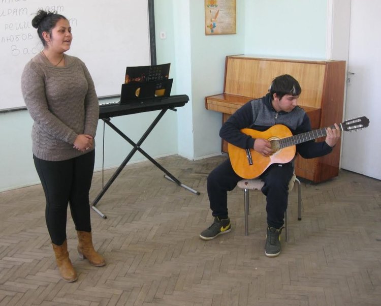 Десетокласници изнесоха концерт за деня на влюбените