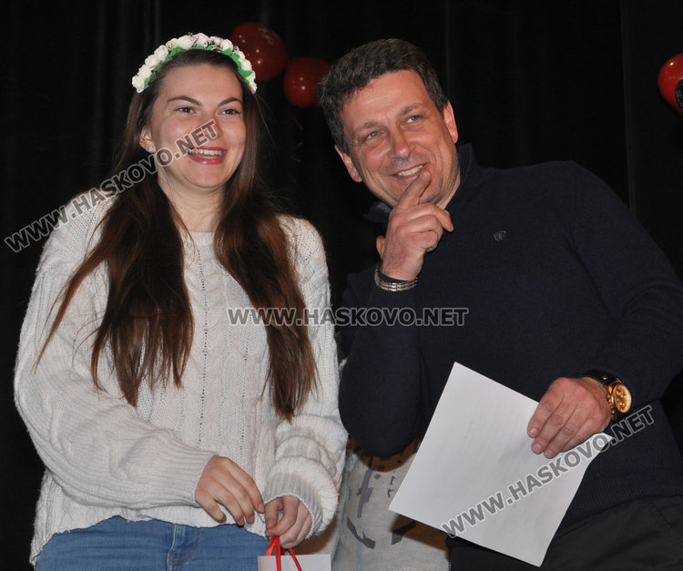 Милена Янкова -втора награда за снимка с пред. на журито Деян Янев