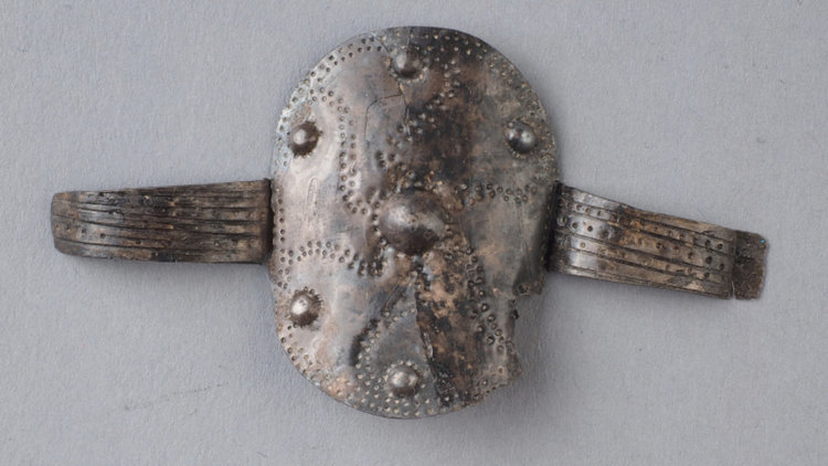 Сребърни накити. Средата на IV - началото на Ill в. пр. Хр. Тракийски погребения в землището на с. Бенковски, община Кирково