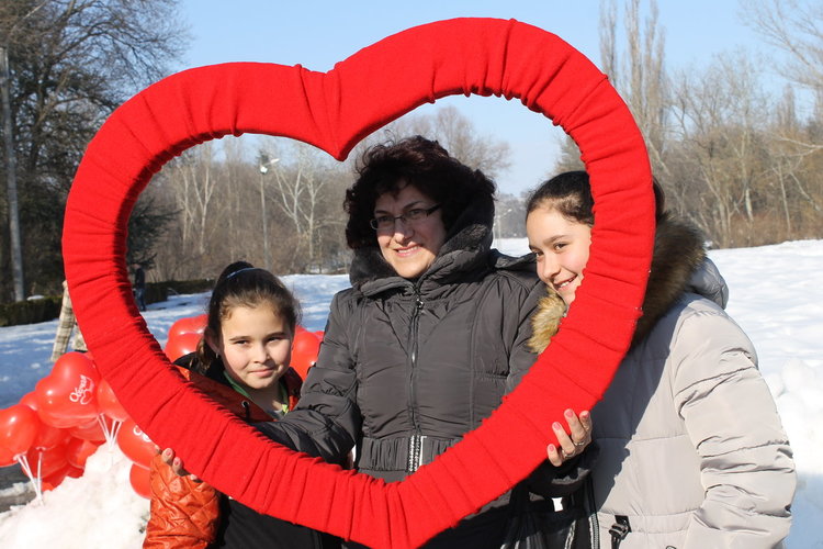 Празнуваха любовта край металното сърце в Димитровград