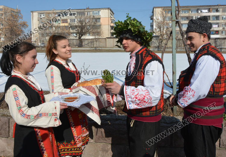 Гимназистите от ПГССТ „Н.Й.Вапцаров“ отпразнуваха 14 февруари с почит към земята