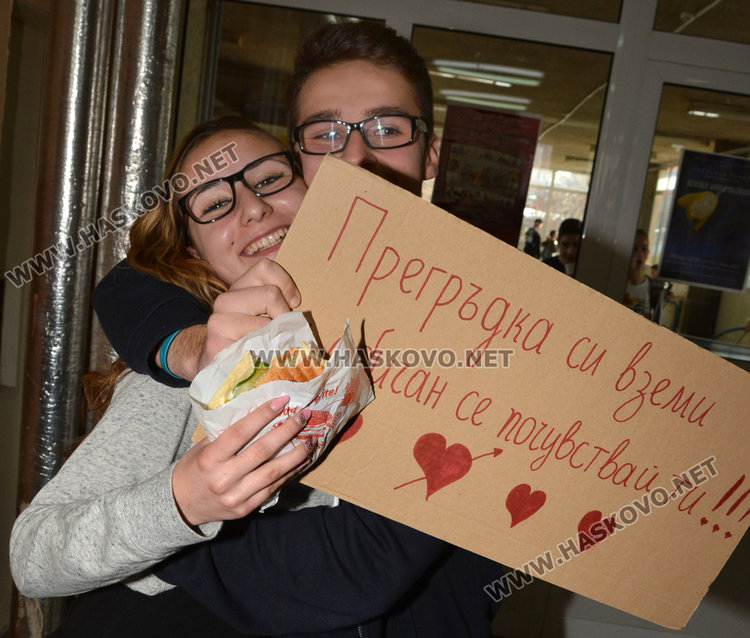 Валентинки срещу прегръдки в Езиковата за празника на влюбените