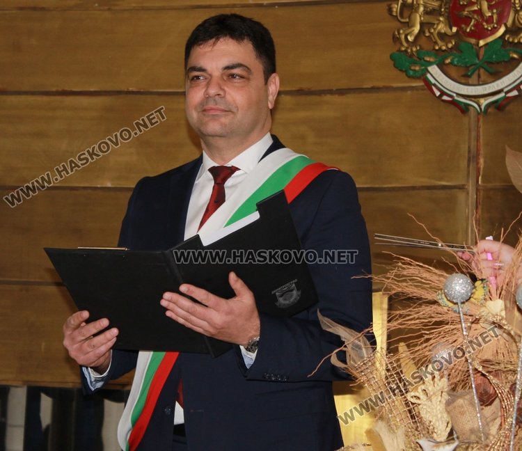 Кметът Иво Димов извърши ритуала по сключване на граждански брак днес