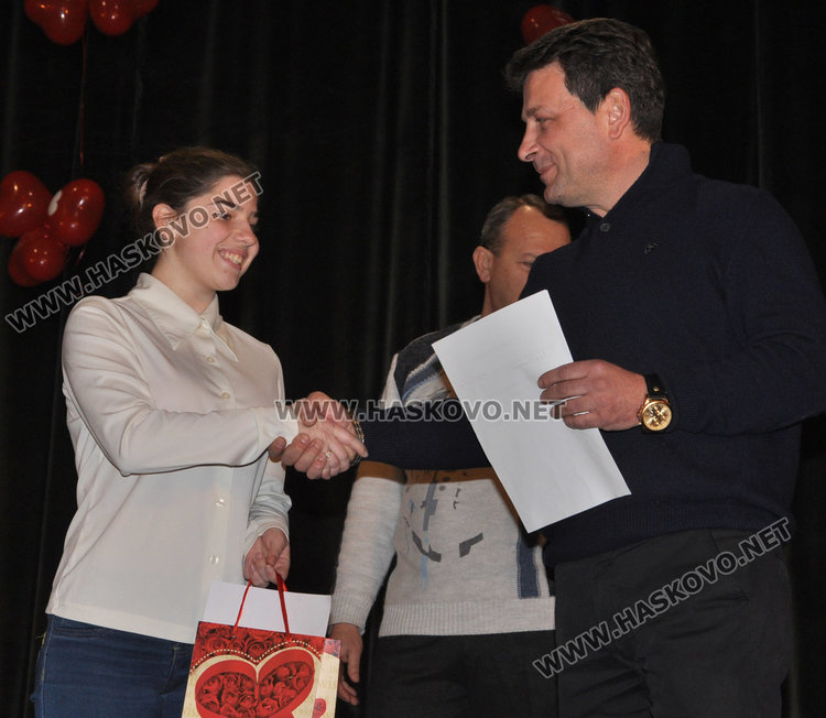 Благовеста Галчева получи първа награда за есе