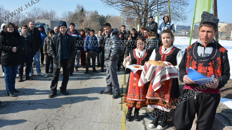 Гимназистите от ПГССТ „Н.Й.Вапцаров“ отпразнуваха 14 февруари с почит към земята