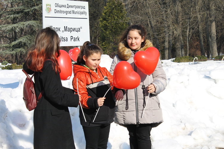 Празнуваха любовта край металното сърце в Димитровград