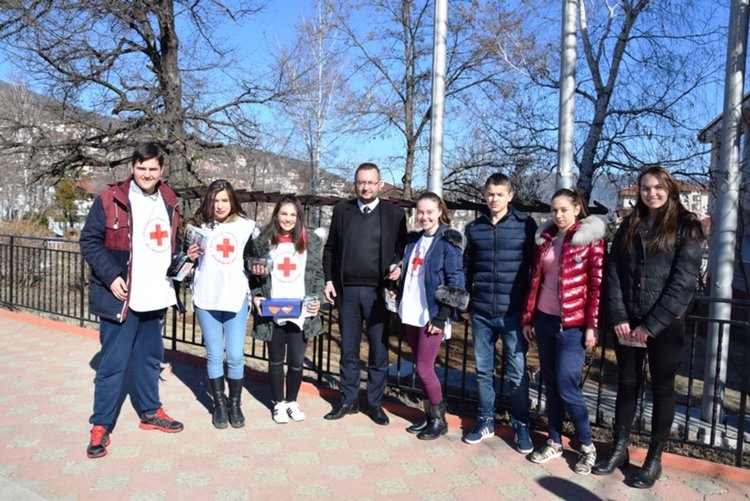 Млади червенокръстци от Ардино раздадоха презервативи за Свети Валентин