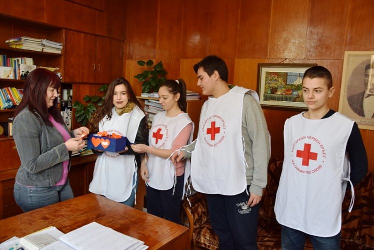 Млади червенокръстци от Ардино раздадоха презервативи за Свети Валентин