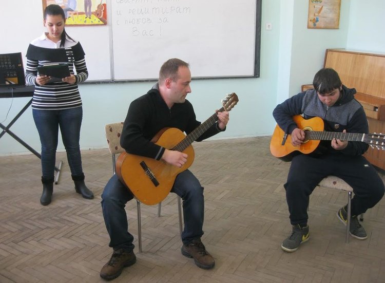 Десетокласници изнесоха концерт за деня на влюбените