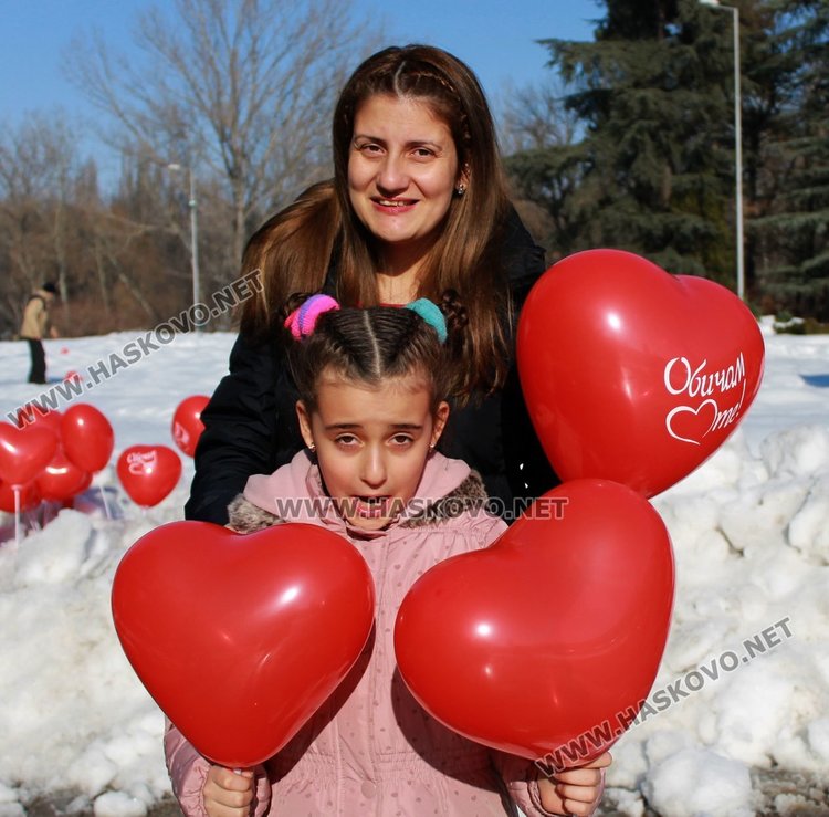 Празнуваха любовта край металното сърце в Димитровград