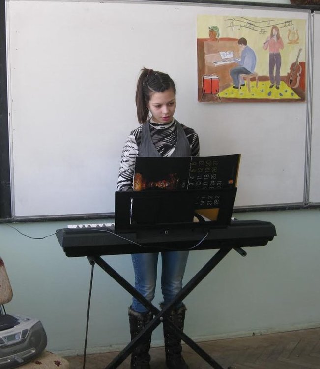 Десетокласници изнесоха концерт за деня на влюбените