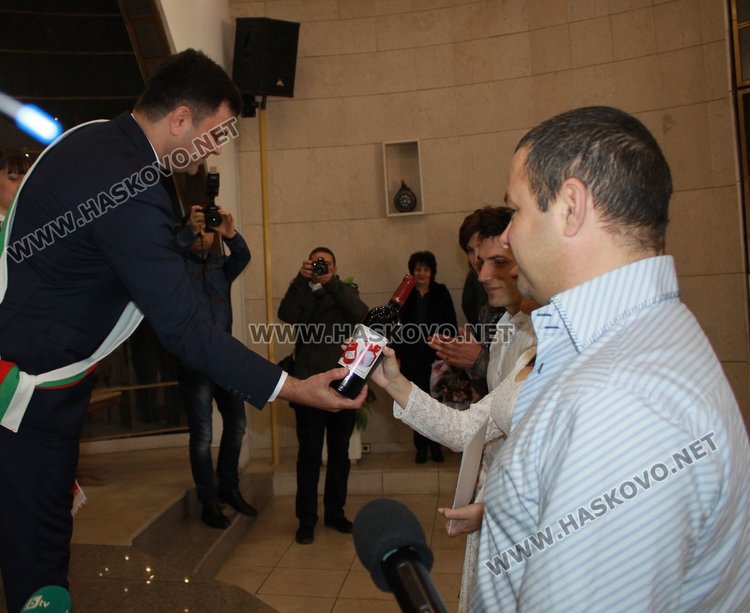 Кметът Иво Димов подари бутилка вино на младоженците