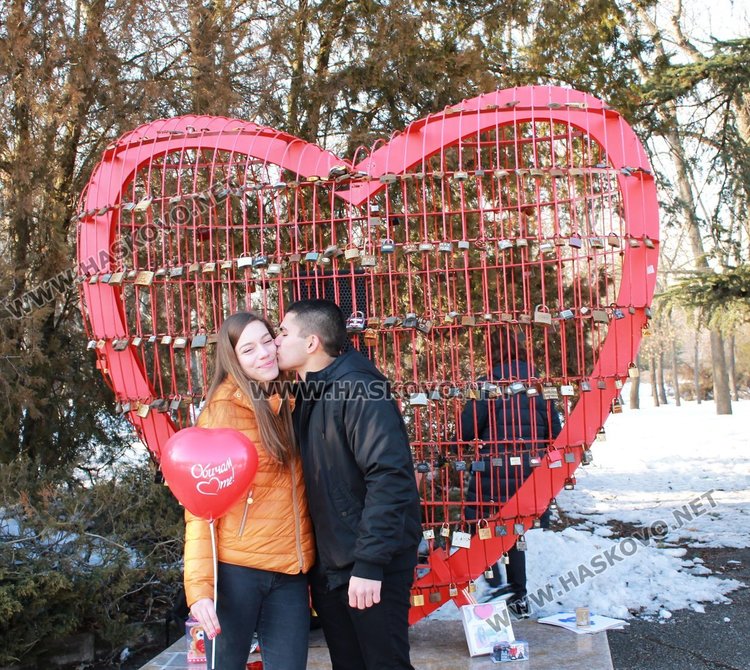 Празнуваха любовта край металното сърце в Димитровград