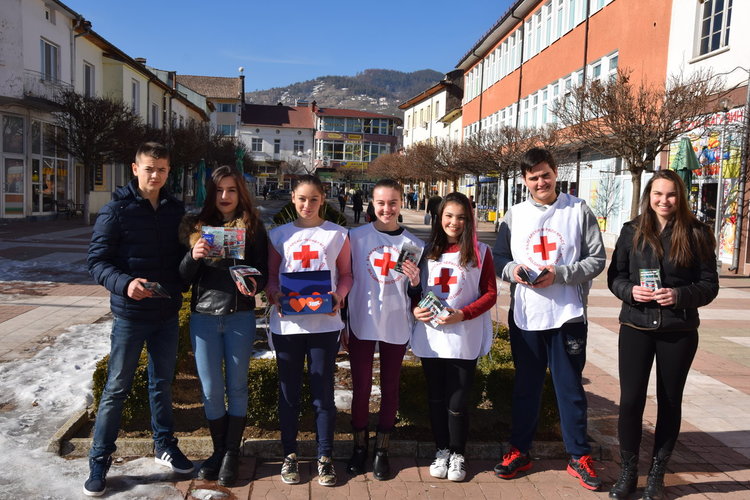 Млади червенокръстци от Ардино раздадоха презервативи за Свети Валентин