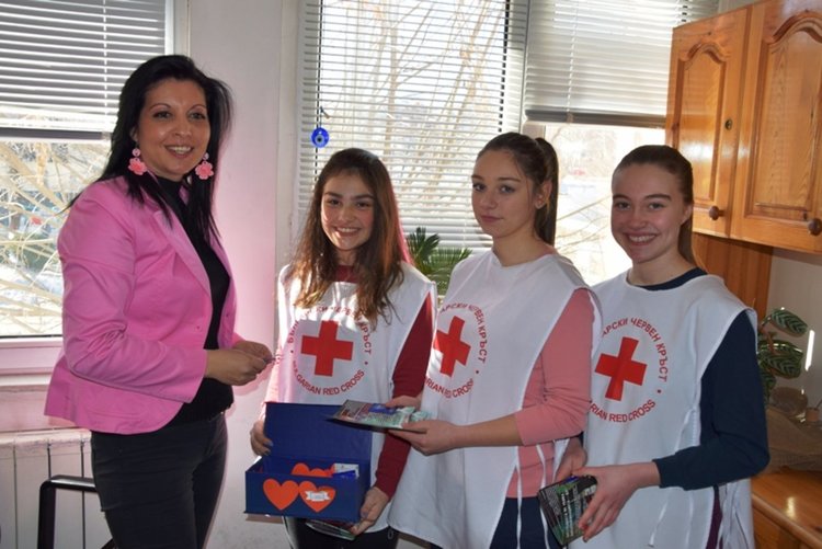 Млади червенокръстци от Ардино раздадоха презервативи за Свети Валентин