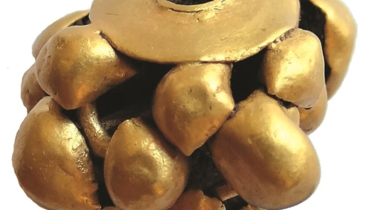 Златни накити. Средна бронзова епоха. Първа половина на II хилядолетие пр. Хр. Могила до с. Изворово, община Харманли. Сн.: Националният археологически институт, БАН