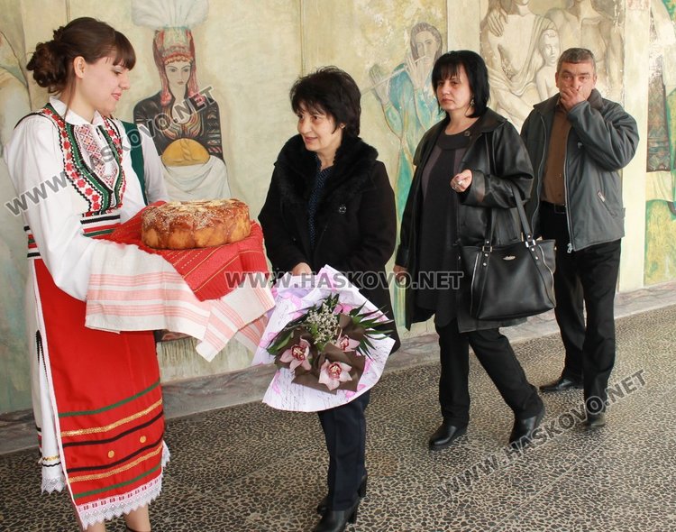 Млади жени в народни носии посрещаха гостите 