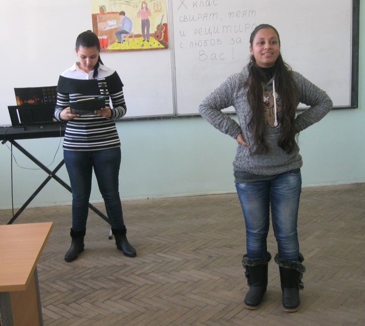 Десетокласници изнесоха концерт за деня на влюбените