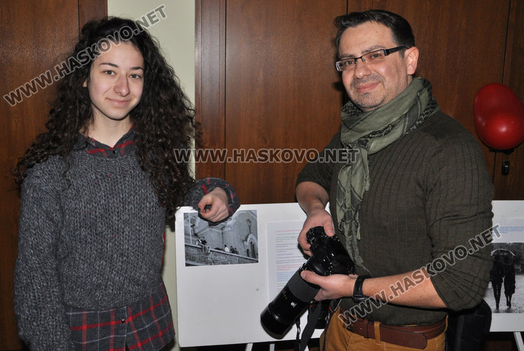 Габриела Нанева и Славян Костов пред снимката призьор