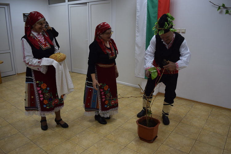 Посрещнаха Трифон Зарезан във Военния клуб