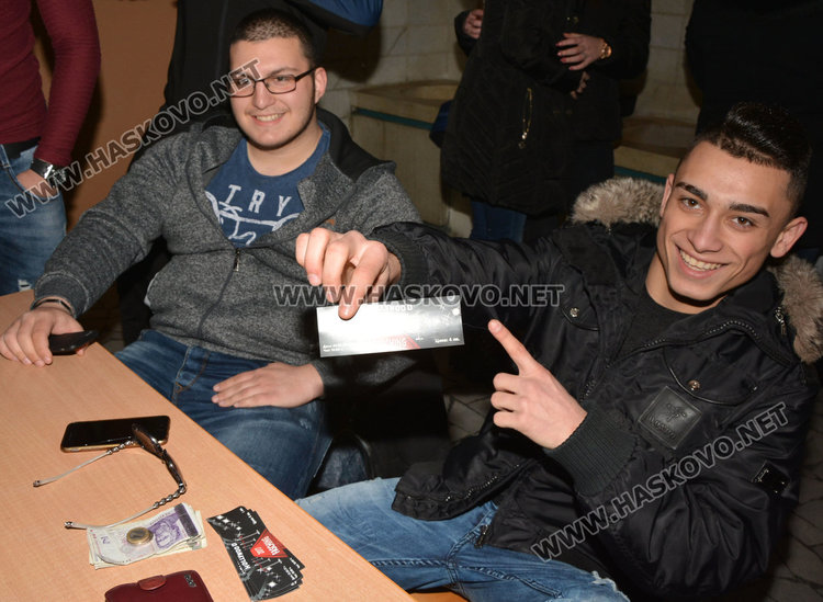 Валентинки срещу прегръдки в Езиковата за празника на влюбените