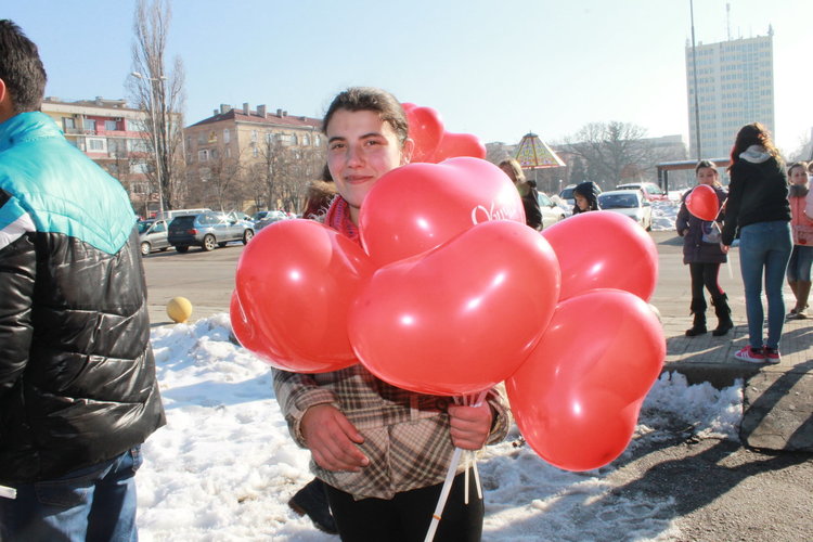Празнуваха любовта край металното сърце в Димитровград