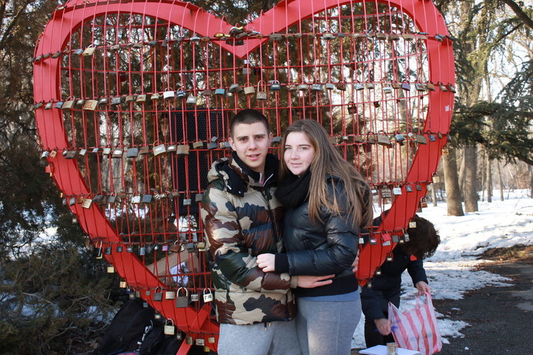 Празнуваха любовта край металното сърце в Димитровград